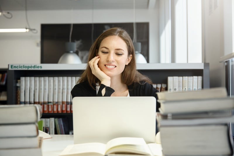 Jovem feliz com seus estudos